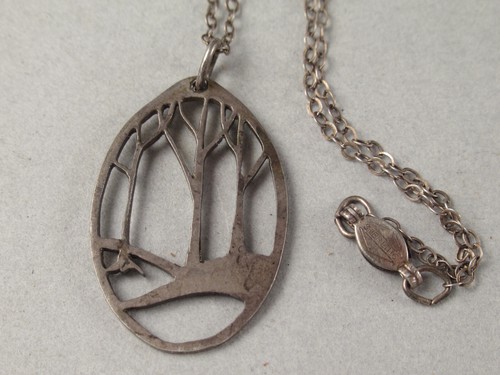 VINTAGE COLLECTION of 5 PENDANT NECKLACES IN A MOTHER OF PEARL EGG CASE,c1920-60 - Picture 5 of 12