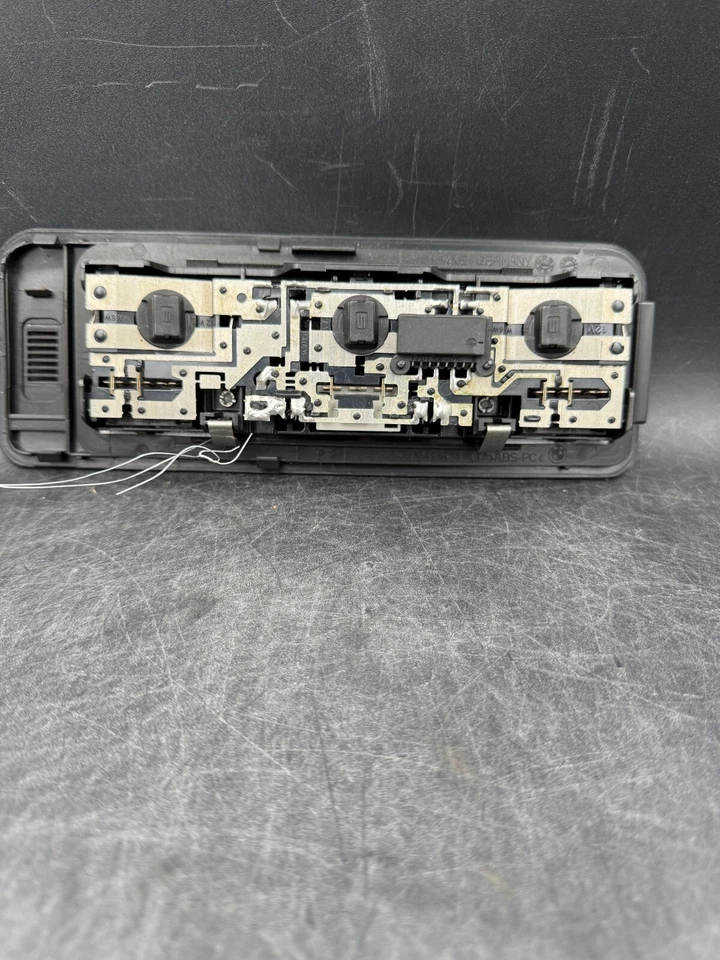 Luz domo convertible 51.44 8 233 608. Se adapta a: BMW 330Ci 325ci Foto 2 de 4