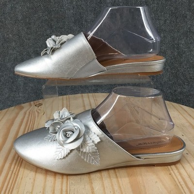 Comfortview Ayla Shoes Womens 8.5 Wide Mule Pointed Toe Flower Casual Silver