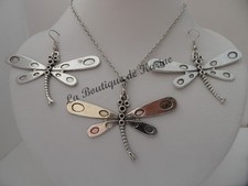 PARURE COLLIER PENDENTIF + BOUCLES D'OREILLES METAL ARGENTE FORME LIBELLULE