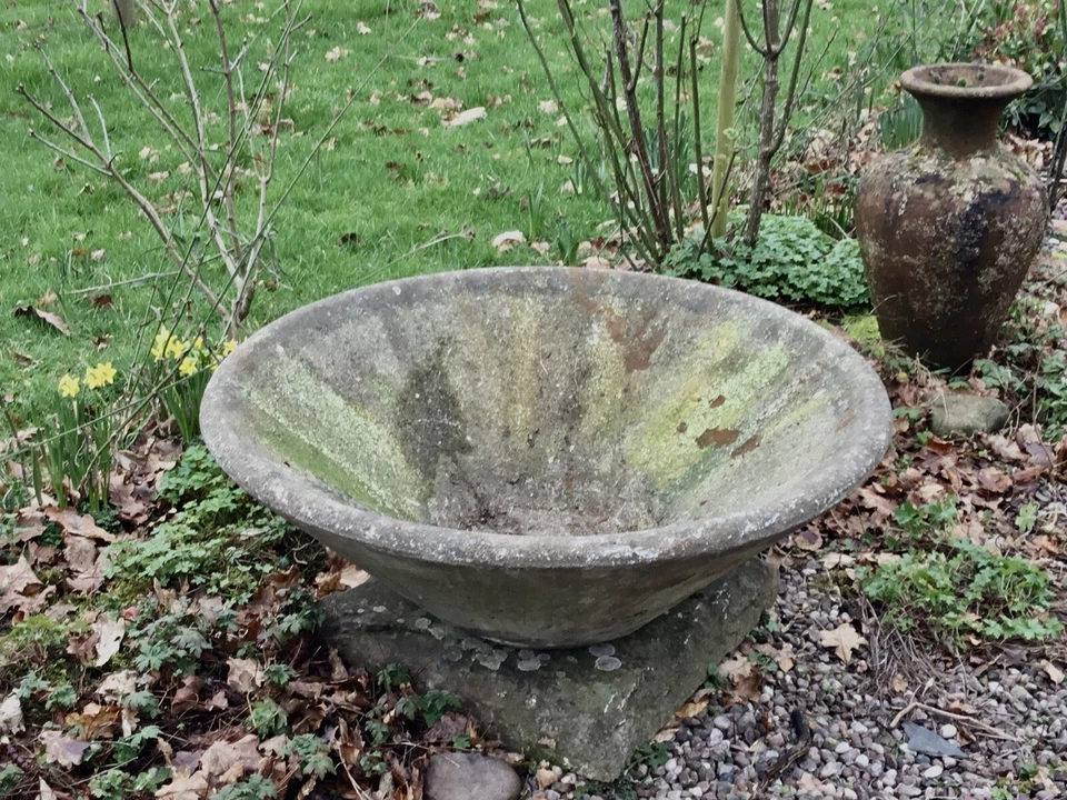 Fabuloso plantador de pedra reconstituído enorme vintage em forma cônica 36” diâmetro - Imagem 4 de 4