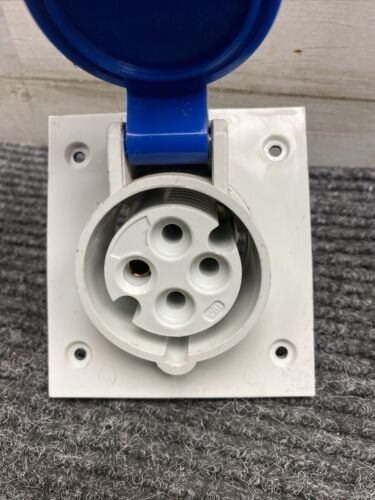 Legrand P17 57365 3+ 16A 220-240V Panel Mounting Socket - Picture 3 of 7