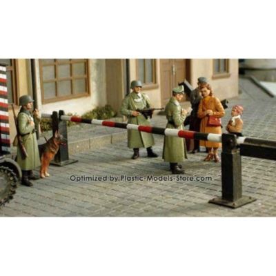 Maquette Italeri Check Point Au 1:35 - Kit Plastique à Monter - Boîte Scellée - Occasion