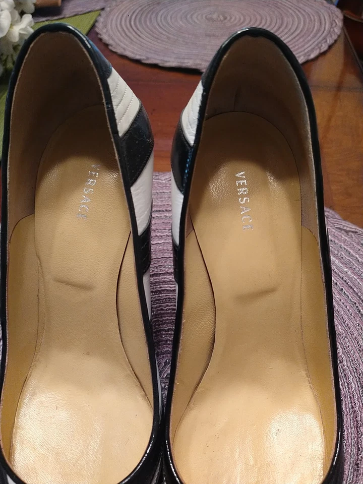 Zapatos de salón Versace Italia de cuero con punta en punta negros blancos Chevron 38,5 de colección Foto 2 de 4