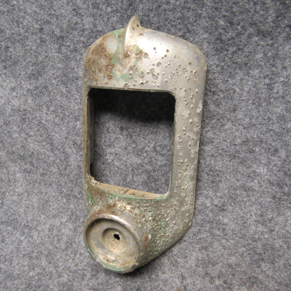 Bisel de lámpara de luz trasera Chevy Fleetline y Styleline 1951-1952 5940033 OEM 26161 Foto 3 de 4