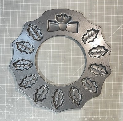 Wilton Holly Leaf & Bow Cookie Pan Makes 12 Cookies Forms Christmas Wreath