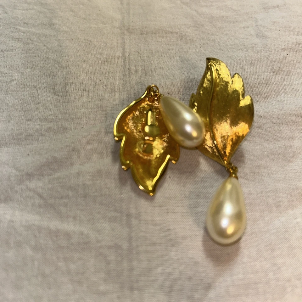 Винтажные золотистые серьги-листы Napier с висящим жемчугом. Штампованный - Изображение 4 из 4