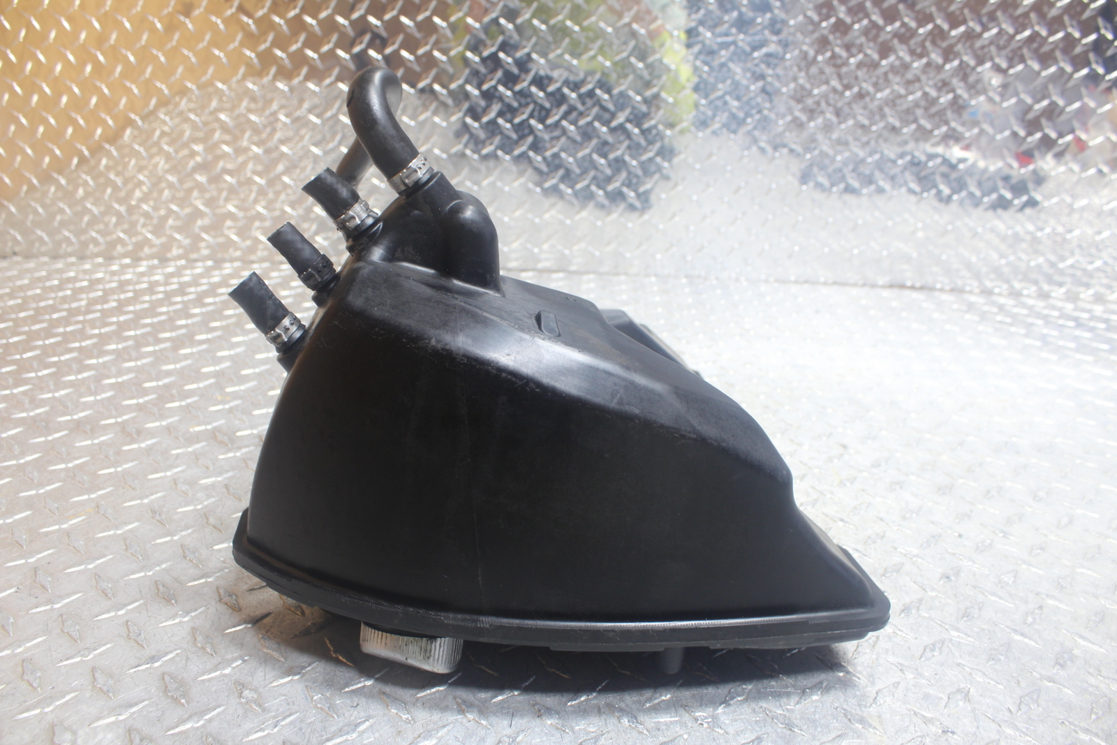 1422 HARLEY IRON 883 XL883N OEM OIL TANK BOTTLE RESERVOIR W DIPSTICK