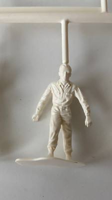 Original MRRC / Monogram unbemalt Walking Mechanic with Wheel 1/32 Figur - Neu