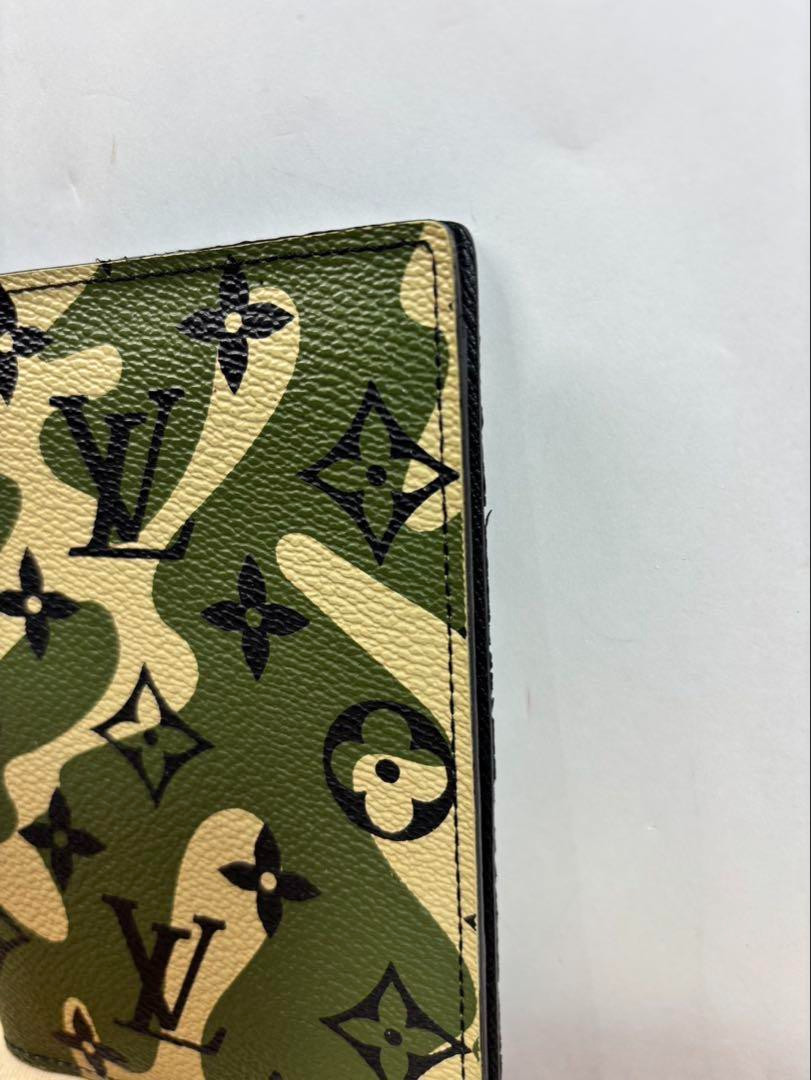 LOUIS VUITTON x Takashi Murakam M58027 Monogramouflage Passport Case Authentic image 3
