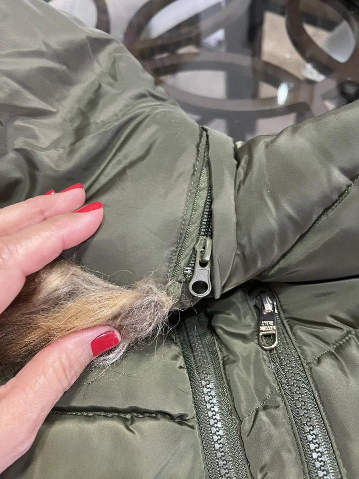 Chaqueta con capucha unisex con ribete de piel para niños Foto 3 de 4