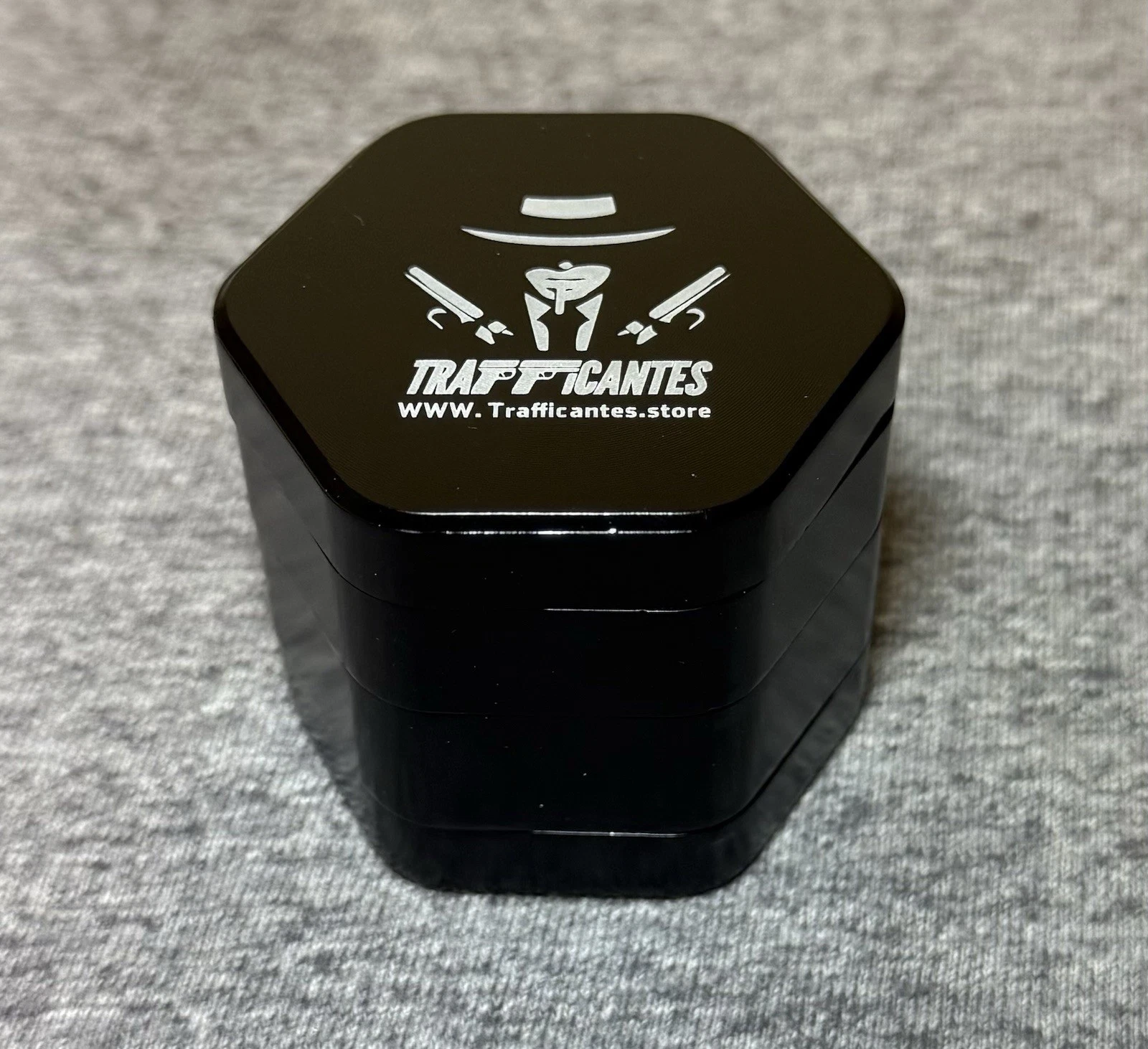 Black Hexagon Metal Food Spice Herb Grinder and Tobacco Trafficantes 2 inches
Opens in a new window