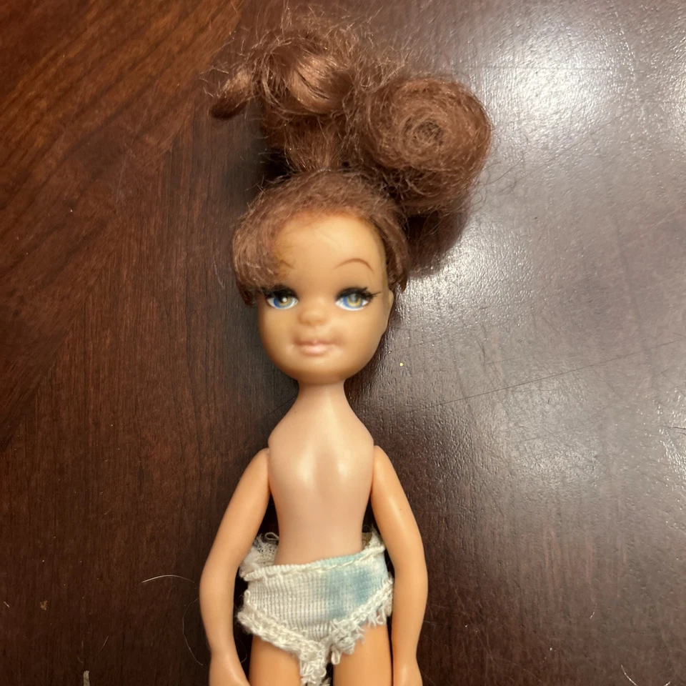 Boneca adolescente minúscula 5” Hong Kong de 1967 morena vintage Uneeda - Imagem 2 de 4