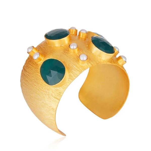 Brazalete brazalete ancho de diseñador con piedras preciosas y ónix verde chapado en oro de 18 quilates Foto 3 de 4