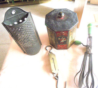 4 VINTAGE KÜCHENARTIKEL, EIERSCHLÄGER, TEEDOSE, HALBRUNDE REIBE, MESSING BALANCE N3