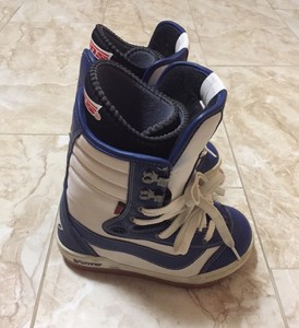 youth vans snowboard boots