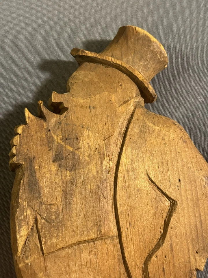 Arte popular antiguo tallado en madera hombre gordo en traje silueta tal vez campos de inodoro Foto 2 de 4