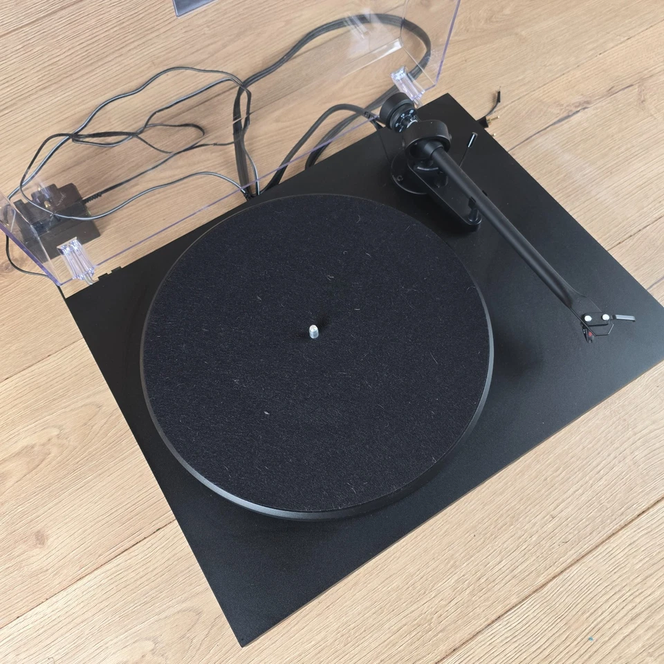 Pro-Ject Debut III Turntable Plattenspieler mit Speedbox funktionstüchtig siehe Video - Bild 4 von 4