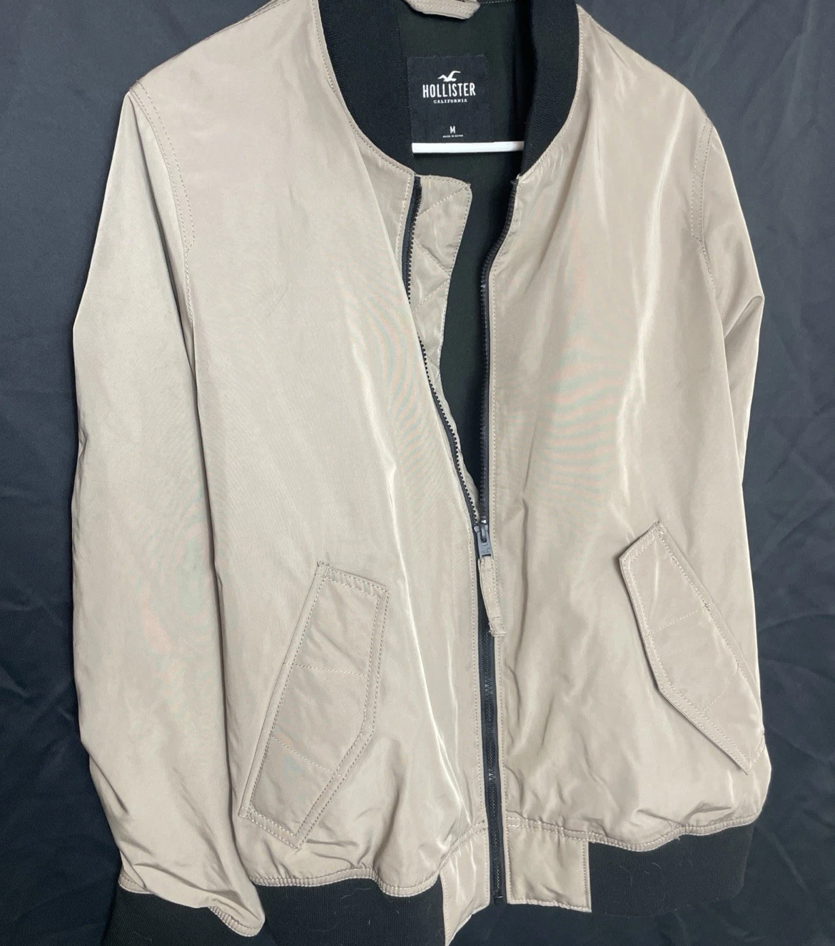 Hollister Bomber Jacket Men’s Size M Tan Black Reflective Pockets Ruched