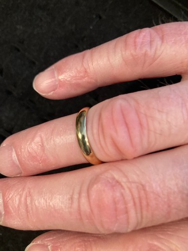 10kt solid gold men's wedding band size 8.5, 3mm, 2.6 grams