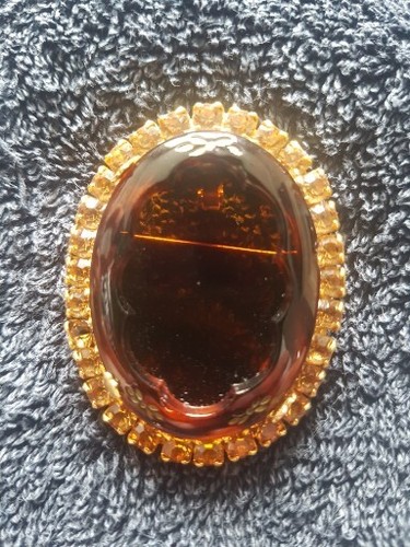 Vintage Oval Brown Cut Glass Brooch Gold Tone With Brown Rhinestone Surround - Picture 2 of 7