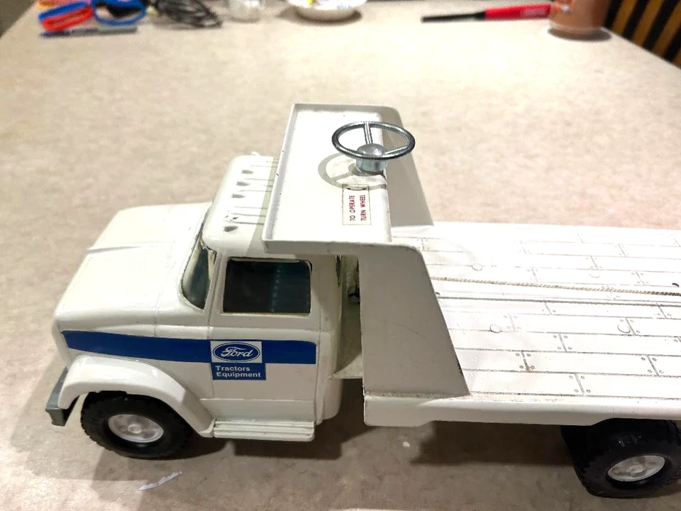 Camión tractor Ford con plataforma inclinable 1/16 Ertl retroceso con cable de trabajo Foto 3 de 4