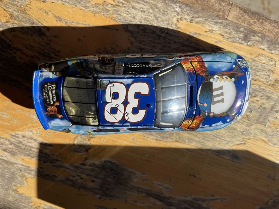 Action 1:24 NASCAR Elliot Sadler #38 M&M’s Pirates of The Caribbean -2006 Fusion - Image 3 of 4