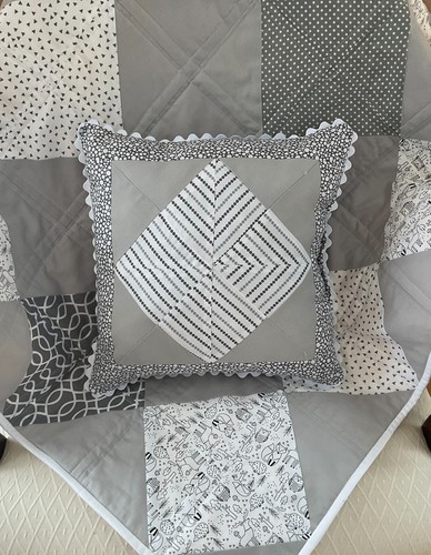 Baby Quilt. Gray & White Quilt. Crib Size 38X48. Boy & Girl Quilt. - Picture 5 of 7