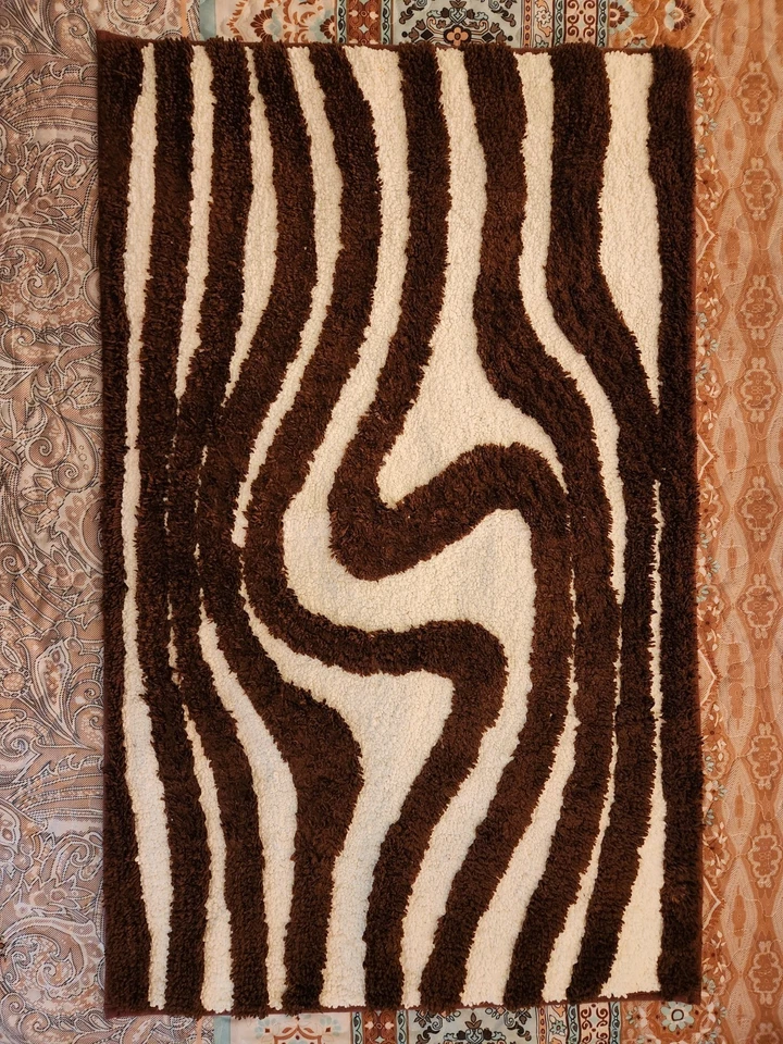 Alfombra de baño de microfibra InterDesign 34x21 felpa marrón blanco estampado cebra $50 Foto 2 de 4