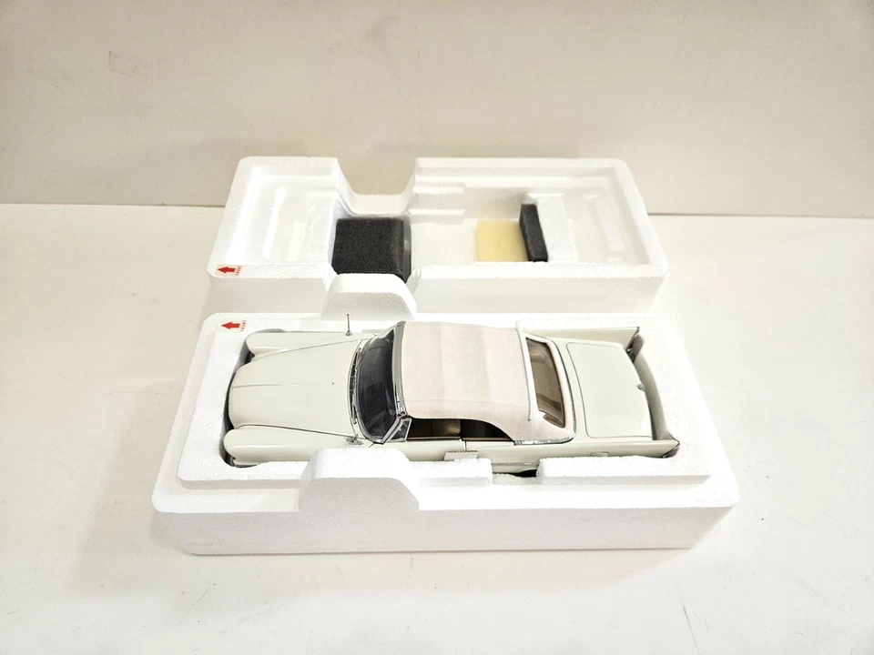 Chrysler 300C 1957 convertible diecast blanco 1/24 Danbury como nuevo con caja original Foto 3 de 4