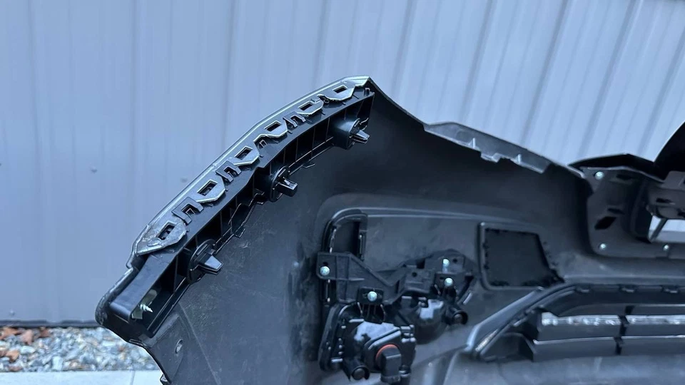 PARAGOLPES DELANTERO ORIGINAL GRIS NISSAN ROGUE 2017 2018 2019 2020 Foto 3 de 4