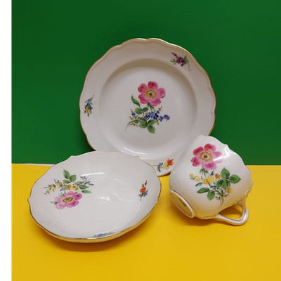 Meissen Porzellan, Mokka Gedeck, dreiteilig, Blumenmotiv, Goldrand !