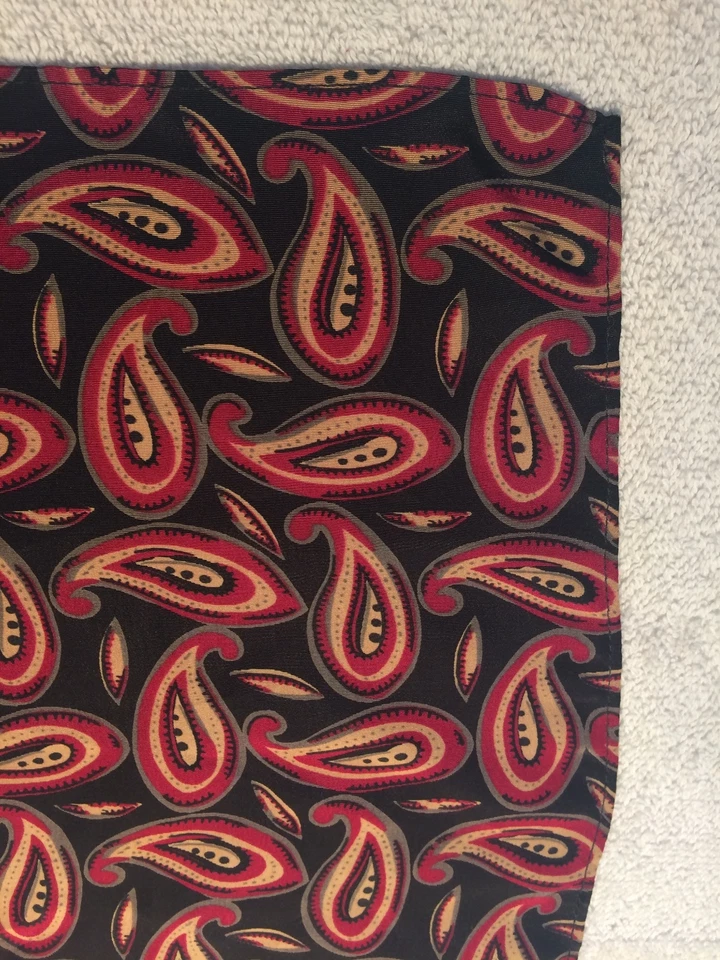 MENS POCKET SQUARE 100% POLYESTER 10" X 10" BLACK WITH RED AND GOLD PAISLEY NWOT - Image 3 of 4