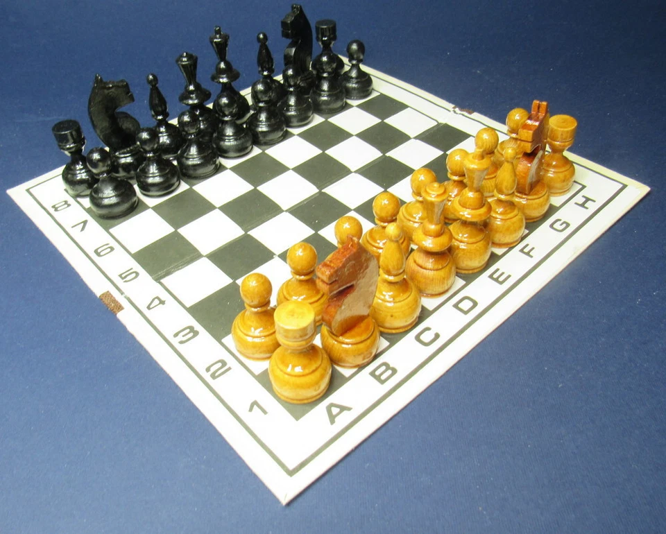 Vintage wood 32 chessman , the board cardboard is  included 1960's - Image 2 of 4