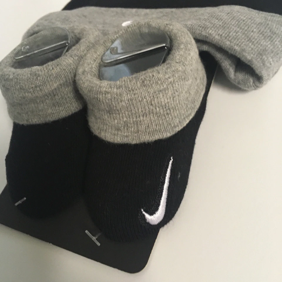 Nike Bebé Botines y Gorra Regalo, 0-6 Meses Multicolor, Niños Niñas Infante Sombrero L33 Foto 2 de 4