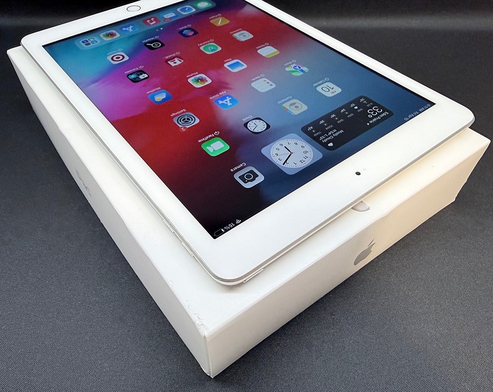 Apple iPad A1893 9.7'' 32GB, Silver and White Wi-Fi 6th Gen in