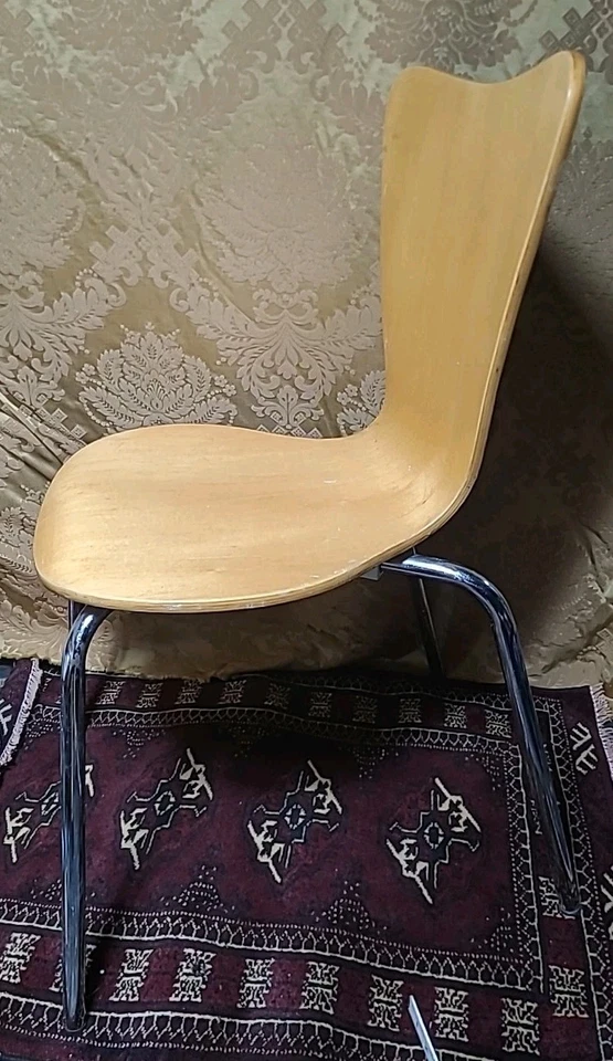 Silla de madera contrachapada moldeada Arne Jacobsen para Fritz Hansen, 33,5" de alto, 19" de ancho, en muy buena condición Foto 2 de 3