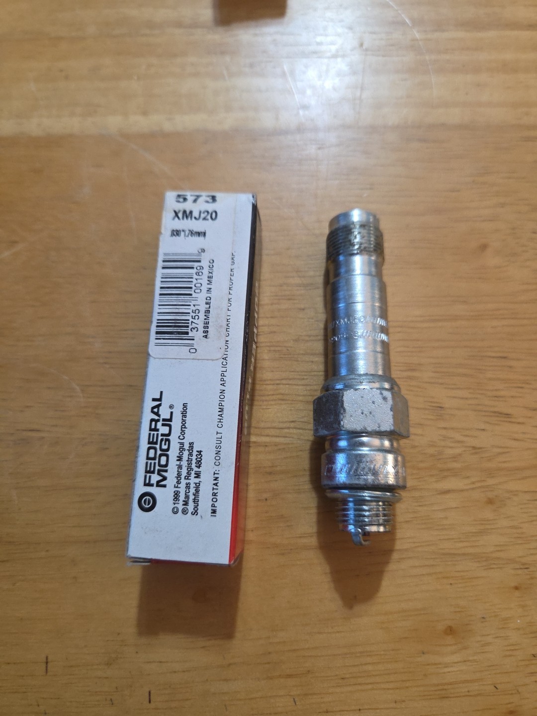 1 New Old Stock CHAMPION Spark Plug XMJ20 573 
