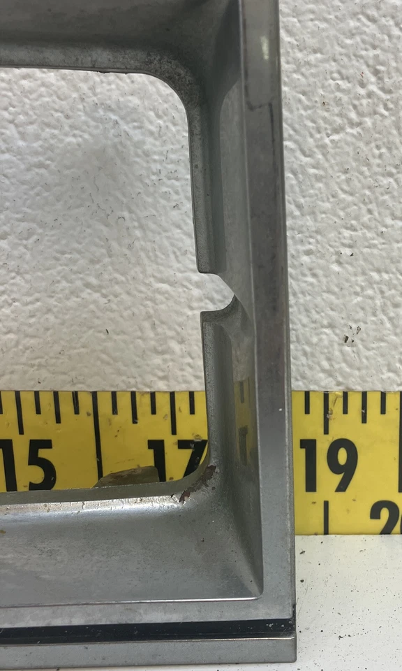 Б/у оригинальный производитель GM RH ободок фары с поворотником 1981-85 Chevy/1983-89 Pontiac(559) - Изображение 3 из 4