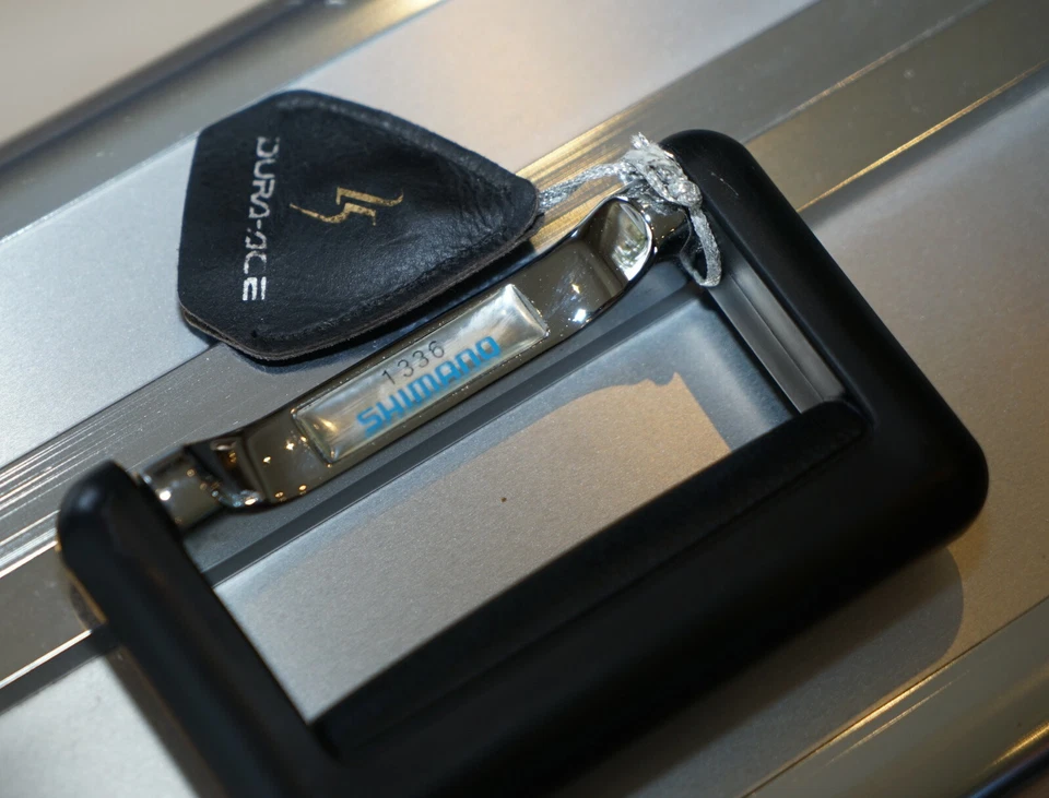 NOS 1998 SHIMANO DURA ACE 25TH ANNIVERSARY GROUPSET INCLUDING WATCH & PAPERS - Image 3 of 4