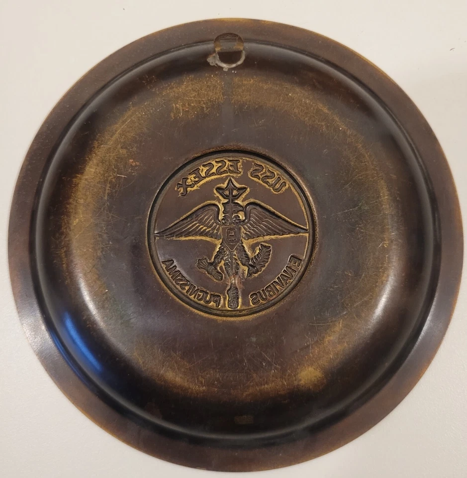 Bandeja medallón de latón macizo del lema de barcos USS ESSEX - E NAVIBUS PUGNISSIMA Foto 2 de 4
