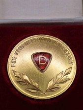 Für Verdienstvolle Mitarbeit SV Dynamo Bezirksorganisation Goldstufe Medaille