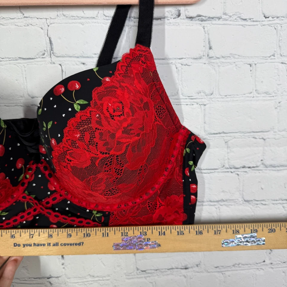 Lingerie feminina romântica Torrid Curve Bralette tamanho 44D renda cerejas - Imagem 3 de 4