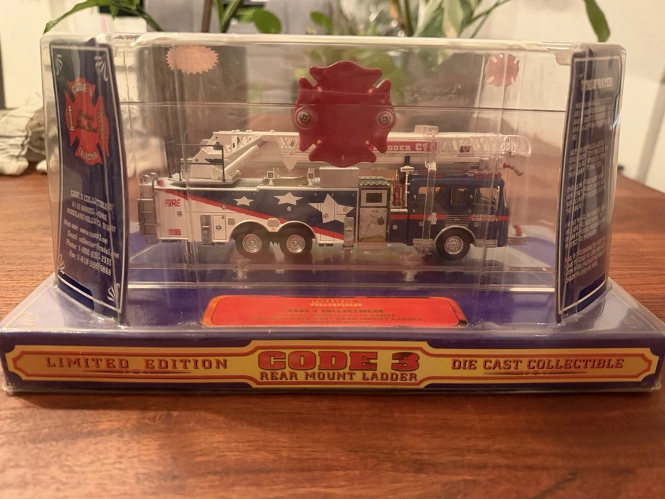 Code 3 1:64 Ladder 4 Fire Truck Firefighters Die Cast Model - Bild 2 von 2