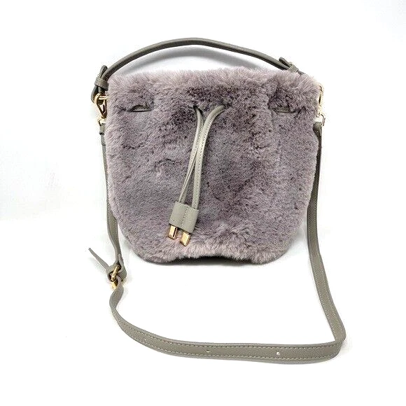 Bolso bandolera pequeño gris con cordón Street Level de piel sintética de felpa Foto 3 de 4