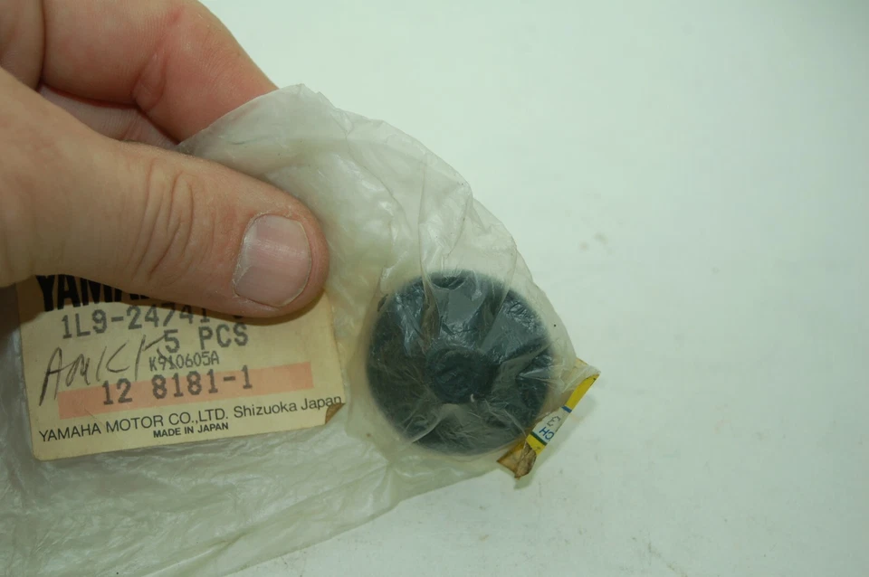 Almohadilla de asiento 1L9-24741-00 Yamaha Chappy LB50 LB80 LS2 FS1 YAS2 CS3 CS5 DS7 R5 NUEVO DE STOCK Foto 3 de 4