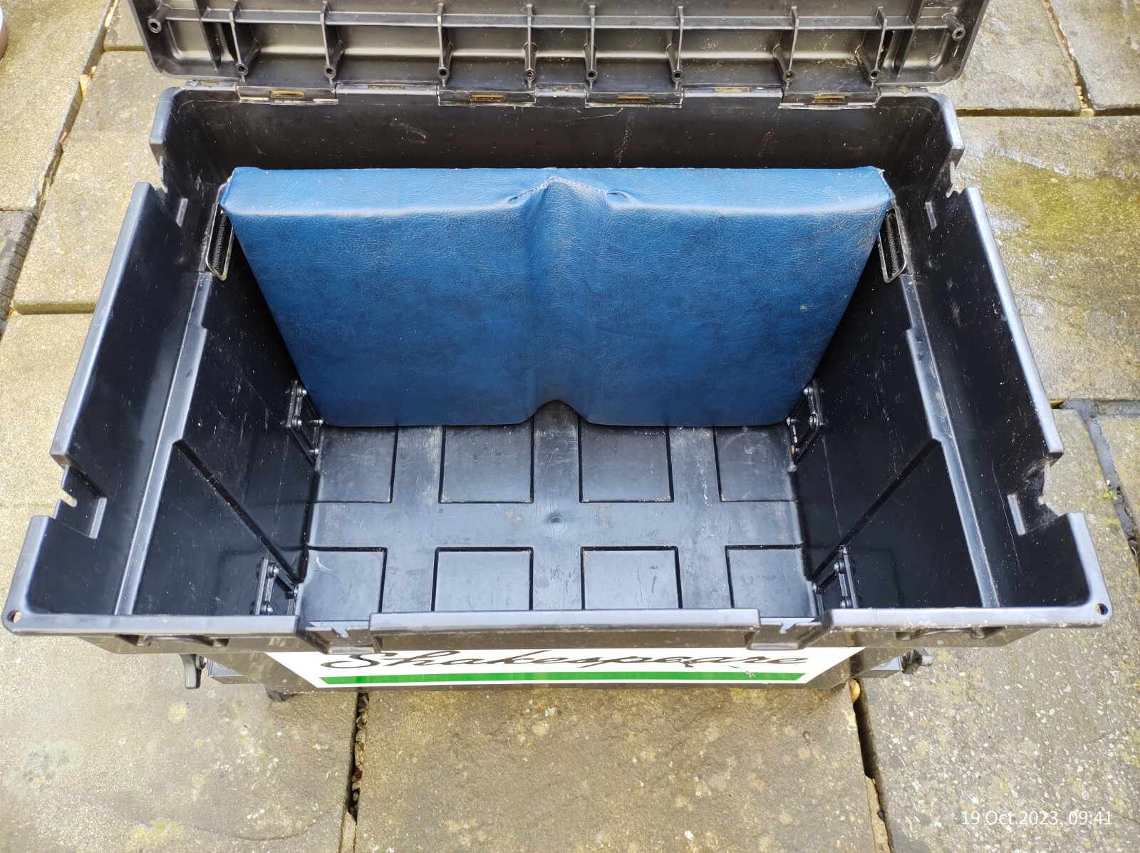 Shakespeare Team Fishing Seat Box With Pole Cushion Octoplus Frame