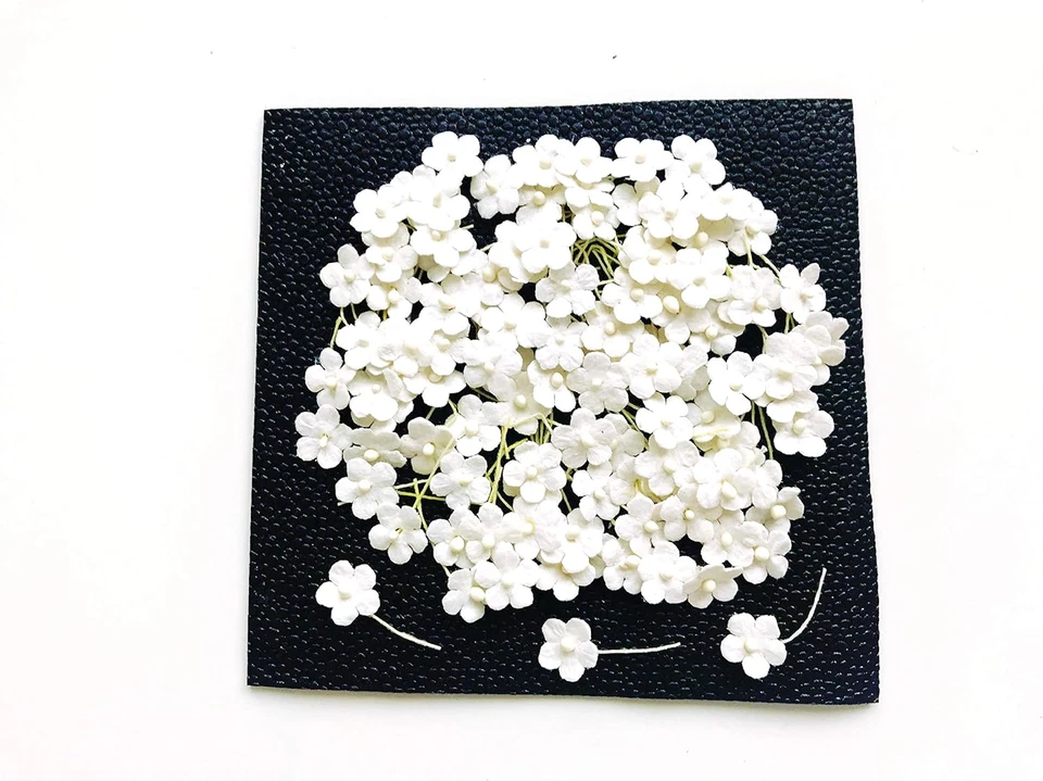 TH 50 Pequeño adorno de flores de color blanco roto con tallo de hilo papel morera Foto 3 de 3