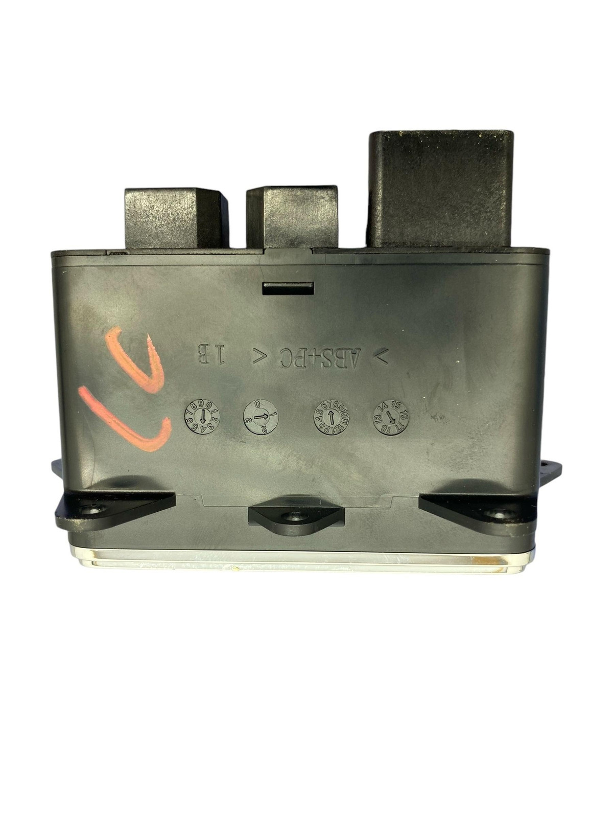 2017 - 2020 MASERATI LEVANTE M161 OEM USB PORT MEDIA JACK *SCRATCHED* 670104961