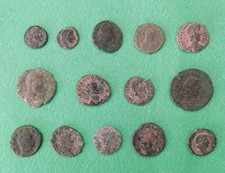 Lotto di 14 monete antiche romane. identificate e pulite. Tardo Impero (256-393 d.C.).